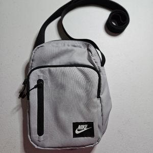 Nike Unisex Heritage Tech Sling Crossbody  Bag Shoulder Messenger